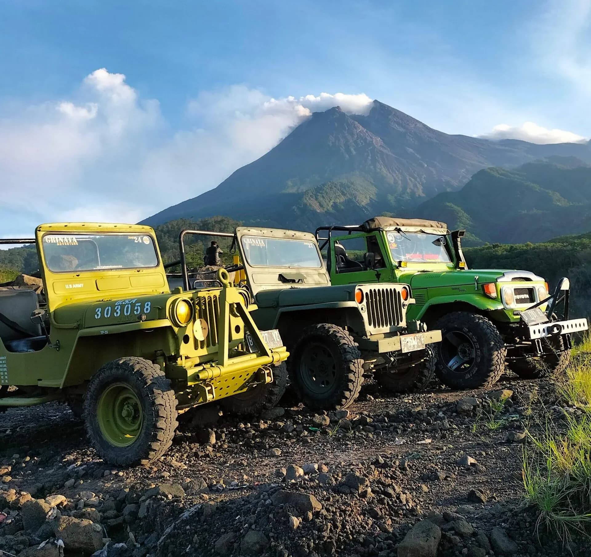 Bunker Kaliadem dengan Latar Puncak Gunung Merapi